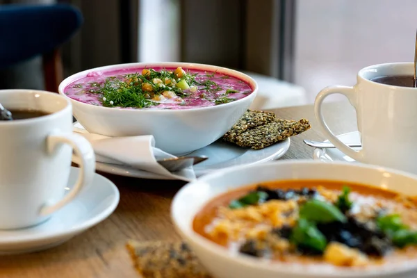 Zdravě veganské jídlo. Čerstvá zelenina na dřevěném podkladu. Detoxikační strava. — Stock fotografie