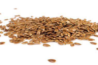 Keten tohumu, keten tohumu, keten yumbeyaz izole edilmiş. Vegan ve sağlıklı beslenme konsepti.