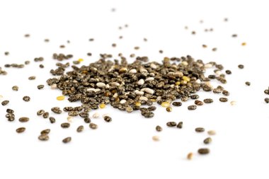 Organik Chia Tohumu, beyaz arka plan üzerinde süper gıda. Sağlıklı kahvaltı, vitamin atıştırmalık, diyet ve sağlıklı beslenme konsepti.
