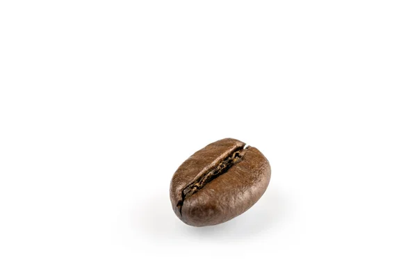Блискучі свіжі смажені кавові зерна для еспресо, капучино ізольовані на білому тлі . — стокове фото