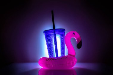 Şişme halka pembe oyuncak. Havuz için kauçuk flamingo. Tropikal dri