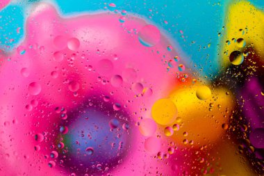 Su üzerinde renkli yağ kabarcıkları mikro moleküler soyut desen. 