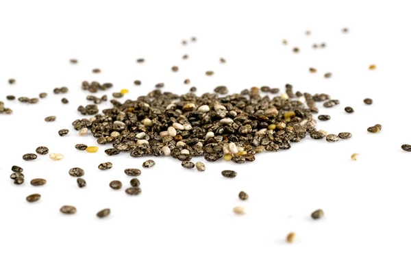 Mucchio di semi di chia sani isolato su fondo bianco. Colazione sana, spuntino vitaminico, dieta e alimentazione sana . — Foto Stock