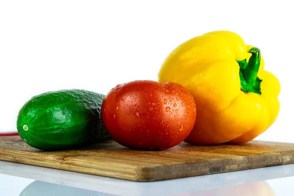 新鲜的番茄，黄瓜，辣椒在木黑板上隔离。有机蔬菜。健康饮食理念. — 图库照片