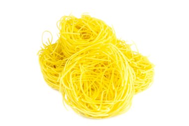 Ham sarı İtalyan erişte beyaz arka plan üzerinde izole. Kurdele erişte, uzun haddelenmiş makarna veya pişmemiş spagetti izole