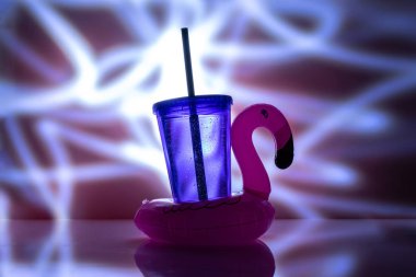 Şişme halka pembe oyuncak. Havuz için kauçuk flamingo. Tropikal dri