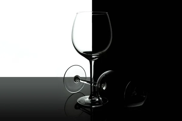 Copas de vino vacías para vino aisladas sobre fondo blanco y negro. Menú de diseño de la carta de vinos con espacio de copia. Fondo de la tarjeta de bebidas alcohólicas . —  Fotos de Stock