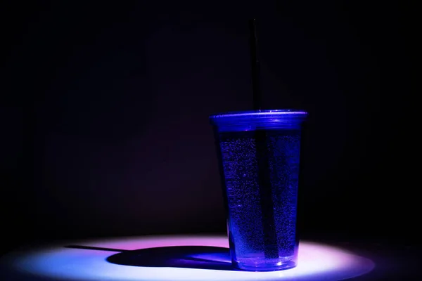 Sklenice na koktejly, nápoje v plastovém hrnku s černou slámou — Stock fotografie