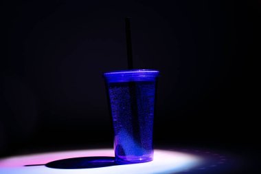 Kokteyl bardağı, siyah saman ile plastik bardak içecekler