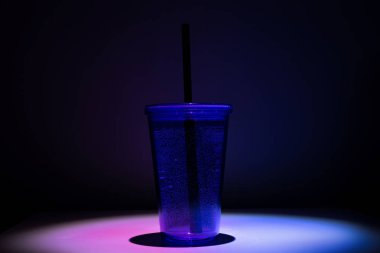 Plastik bardak. Siyah saman ile içecek suyu için şişe.