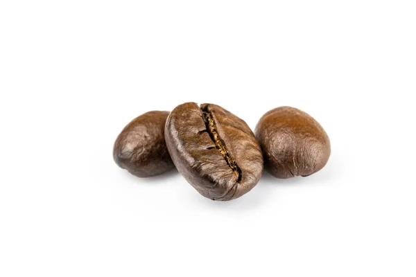 Три блестящие свежие жареные кофейные зерна изолированы на белом фоне. Кофе фон или текстура концепции . — стоковое фото