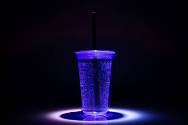 Saman ile plastik bardak su. İçecek kokteyl arka plan.