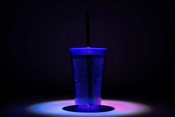 Ποτήρι κοκτέιλ, ποτά σε πλαστικό Κύπελλο με μαύρο άχυρο — Φωτογραφία Αρχείου