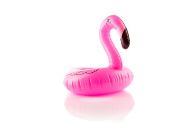 Kauçuk halka. Tropik içecek ile şişme pembe flamingo. Summe