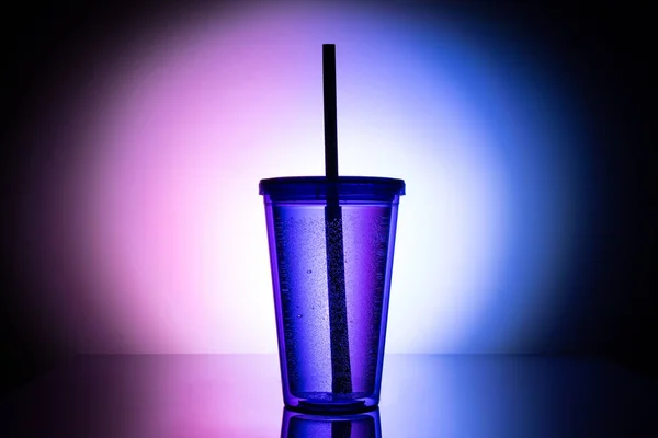 플라스틱 컵. 검은 빨대가 있는 음료수 병. — 스톡 사진