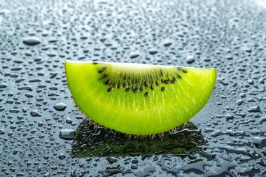 Kivi dilimi. Sulu yeşil kivi. Organik taze meyve