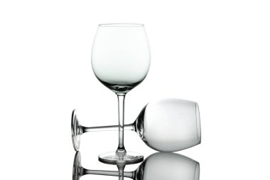 Beyaz arka plan yansımaları ile Temiz Boş şarap bardakları. Alkollü içecek kartı arka planı.