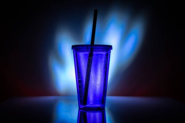 Siyah plastik pipetli bir fincan çay. İçecek kokteyl arka plan