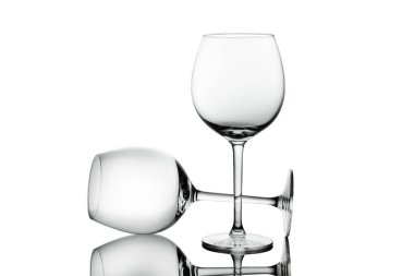 Beyaz arka planda izole şarap ile boş zarif Kristal şarap bardakları. Alkollü içecek kartı arka planı.