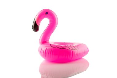 Şişme yatak. Yaz plajı için flamingo pembe oyuncak. Kauçuk