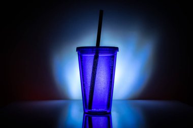 Saman. Smoothie, su, kahve ve içecek kokteyli için plastik fincan