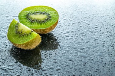 Kivi izole edilmiş. Sulu yeşil kivi. Organik taze meyve.