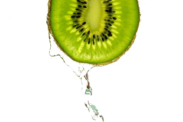 Kiwi isolé. Kiwi vert juteux. Fruits frais biologiques . — Photo