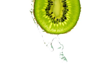 Kivi suyu. Yeşil kivi beyaz arka plan üzerinde izole. Organi