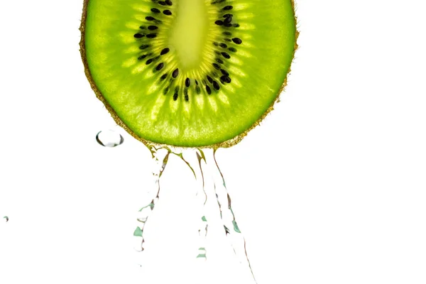 Kiwi isolé. Kiwi vert juteux. Fruits frais biologiques . — Photo