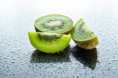 Kivi izole edilmiş. Sulu yeşil kivi. Organik taze meyve.