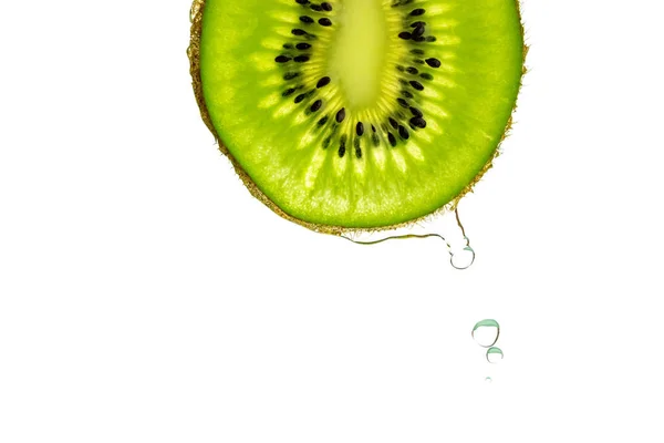 Kiwiwasser. grüne Kiwi isoliert auf weißem Hintergrund. Organe — Stockfoto