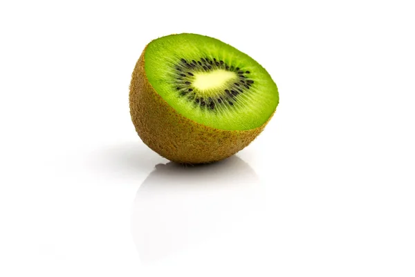 Kiwi isolé. Kiwi vert juteux. Fruits frais biologiques . — Photo