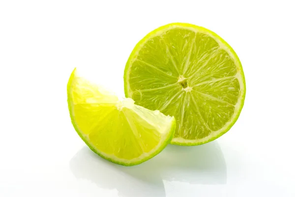 石灰绿色背景。生新鲜柠檬果。柑橘类食品 — 图库照片