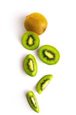 Kivi meyvesi. Yeşil kivi beyaz arka plan üzerinde izole.