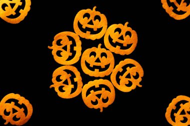 Cadılar Bayramı simgeleri. siyah sırt izole korkunç kabak dekorasyon