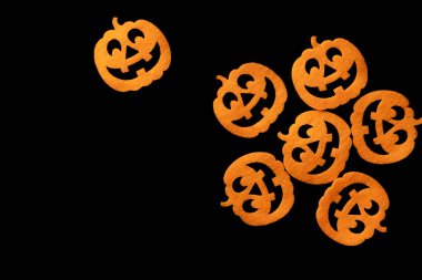 Cadılar Bayramı simgeleri. siyah sırt izole korkunç kabak dekorasyon