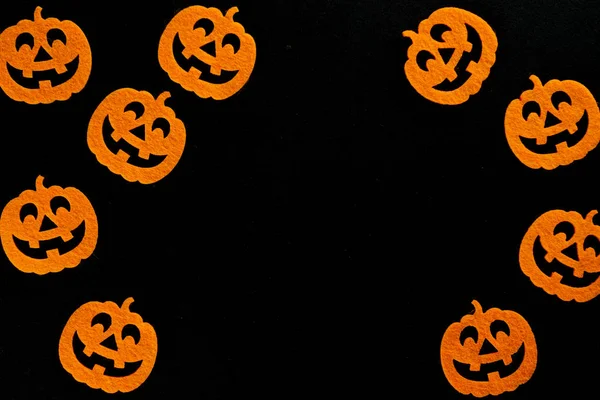 Fiesta de Halloween. Scary naranja calabaza decoración aislada en bla —  Fotos de Stock