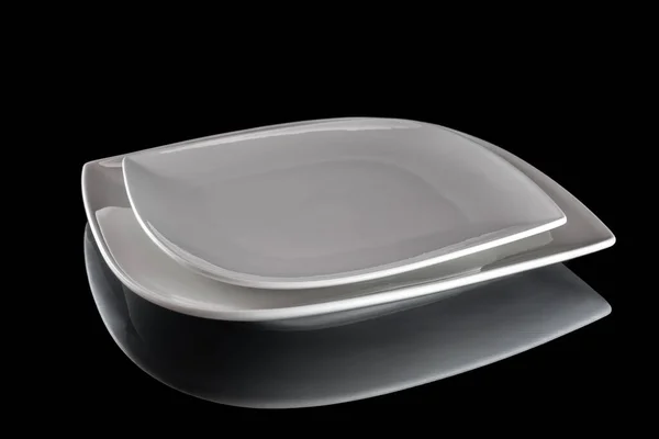 Placa branca vazia para comida isolada em preto. prato redondo para jantar no fundo escuro. Restaurante cozinha conceito minimalista . — Fotografia de Stock