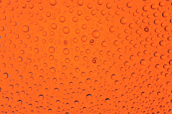 Wasser fällt im Hintergrund. Regen Textur auf Fensterglas. Nasses Muster. — Stockfoto