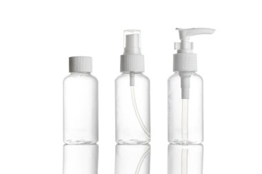 Temiz şişe. Beyaz üzerine izole edilmiş plastik su şampuanı boş kapak. Mineral şeffaf arka planda dezenfektan sabun kozmetik sprey jeli. Antiseptik El Yıkama.
