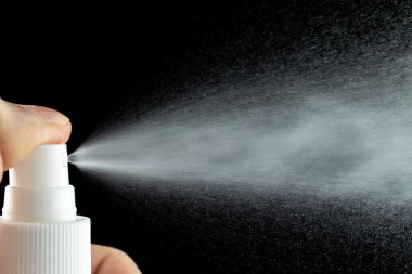 Siyaha izole edilmiş parfüm için sis spreyi şişesi. Su sıvısı arkaplanı sıçra.
