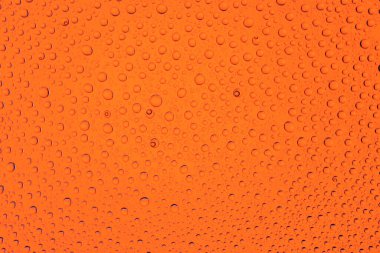 Su damlaları arka plan. Pencere camına yağmur yağıyor. Islak yağmur deseni.