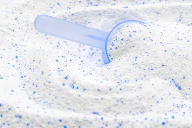 Deterjan yıkıyorum. Çamaşır arkaplanı olarak da beyaz sabun dokusu. Makine için sıvı tozu kepçeye. Oda servisi ve ev işleri, ev işleri temizlik hizmeti konsepti.