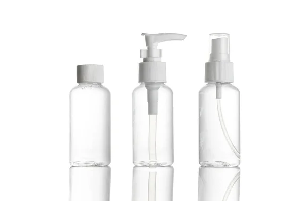 Flacone di gel. Plastica trasparente bianca per shampoo sapone e cosmetici minerali isolati su bianco. Spray tappo acqua su sfondo trasparente. Sanitizzatore dell'alcool della mano. — Foto Stock