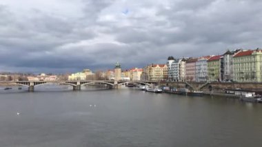 Prag Charles Köprüsü. Avrupa Çek Cumhuriyeti Geleneksel panoramik şehir manzarası