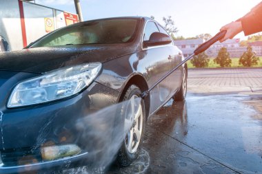 Araba yıkama servisinde köpüklü su temiz araba. Araba yıkama sabunu, daha temiz bir istasyonda köpük. Basınç ağdasına dikkat.