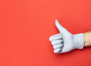 Kırmızı arka planda jel eller. Laboratuvar eldivenlerinde antibakteriyel dezenfektanla el yıkamak. Corona Virüsü sık sık yıkanarak pandemik koruma sağlar. Profesyonel güvenlik ve hijyen.