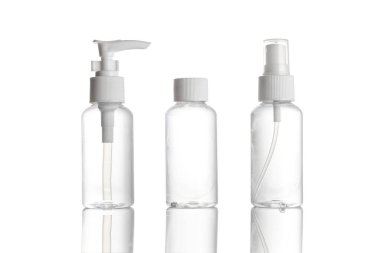 Dezenfektan şişesi. Antiseptik jel, kozmetik sabun ve beyaza izole edilmiş mineral şampuanı için boş temiz plastik pompa kabı. Şeffaf arkaplanda su kapağı boşluğu spreyi