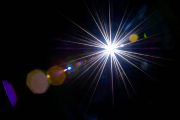 Zonnestraaleffect Zwarte Achtergrond Zonnevlek Flitser Sterlicht Gloeien Lens Abstracte Bokeh — Stockfoto