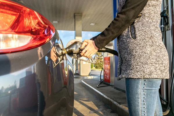 Ανεφοδιασμός Αυτοκινήτου Αντλία Αερίου Στο Βενζινάδικο Δεξαμενή Ακροφύσιο Πετρελαίου Βενζίνης — Φωτογραφία Αρχείου